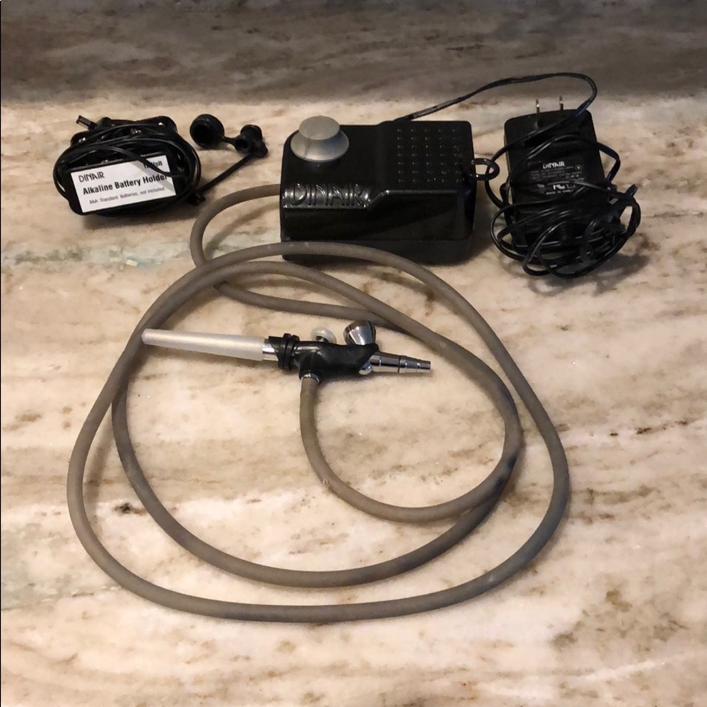 Dinair compressor with airbrush gun & battery pack